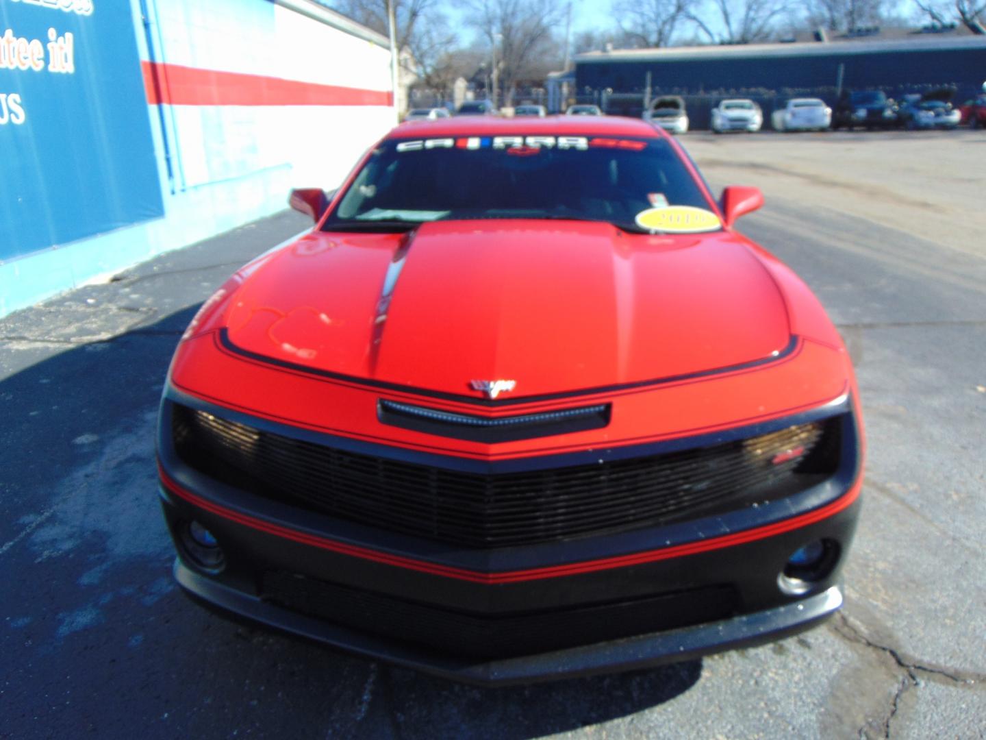 2010 Red Chevrolet Camaro (2G1FK1EJ1A9) with an V8 6.2 Liter engine, Automatic, 6-Spd w/Overdrive and TAPshift transmission, located at 2105 Dixie Hwy, Louisville, KY, 40210, (502) 772-3333, 38.220932, -85.795441 - Photo#4